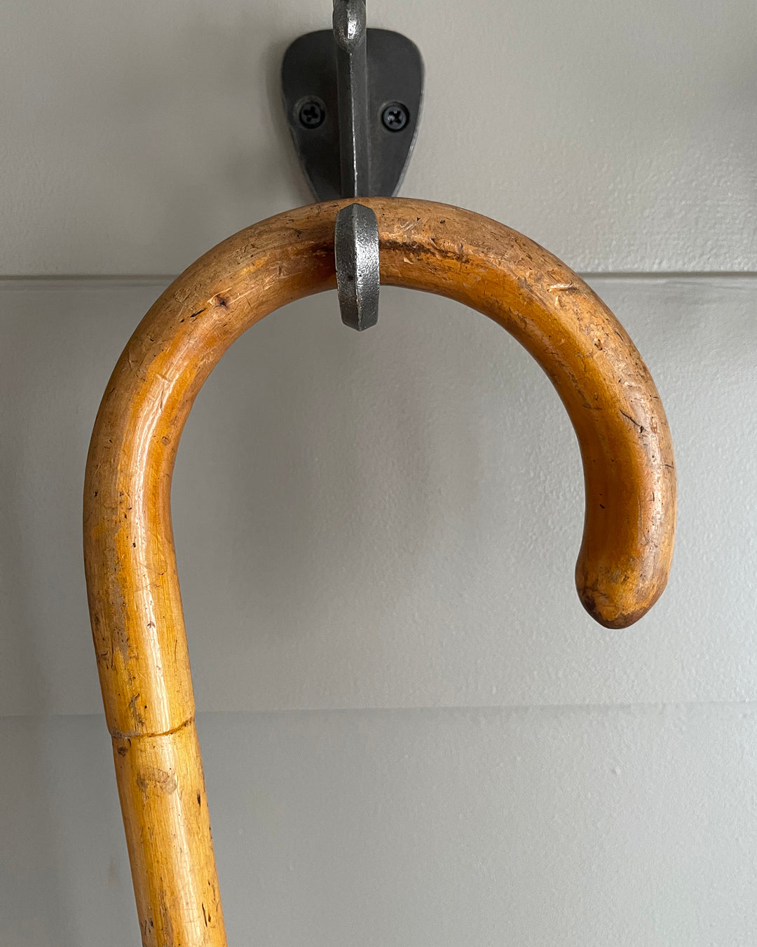 A Sycamore Wood Walking Stick Crook Handle Length 85cm / 33.5" ANTIQUE